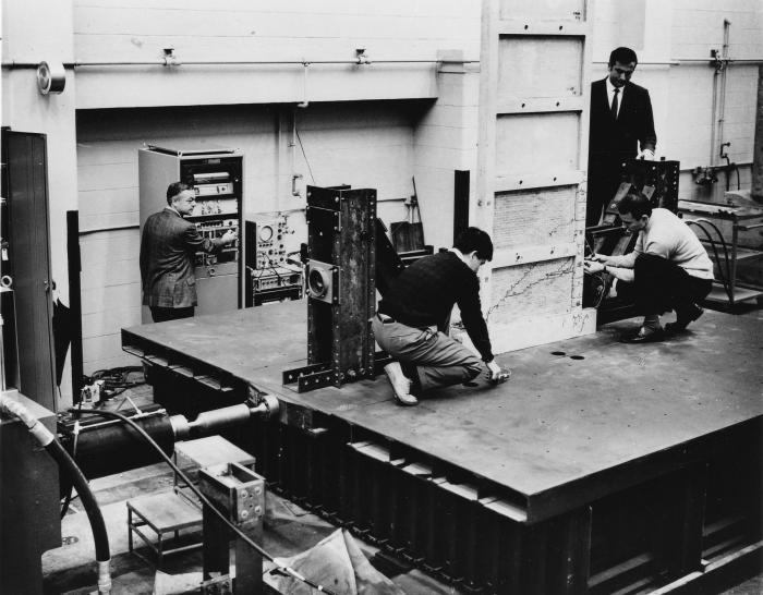 The University of Illinois Earthquake Simulator, 1968. Clockwise from left: N. Nielsen, M. S&Atilde;&para;zen, P. G&Atilde;&frac14;lkan and S. Otani