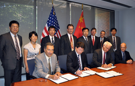 Representatives of the University of Illinois and Dalian University sign a collaboration agreement