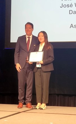 Han Wang (right) with IGS president Sam Allen at the IGS Student Award recognition ceremony at GeoAmericas 2024.&nbsp;