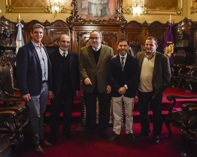 <em>Garcia, center, with his former students (left to right): Mariano Cantero, Fabian Lopez, Yarko Ni&ntilde;o and Carlos Marcelo Garcia.&nbsp;</em>